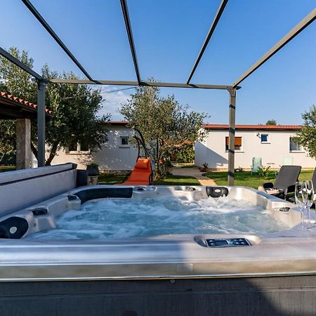Holiday Home Kerniat Пула Екстер'єр фото