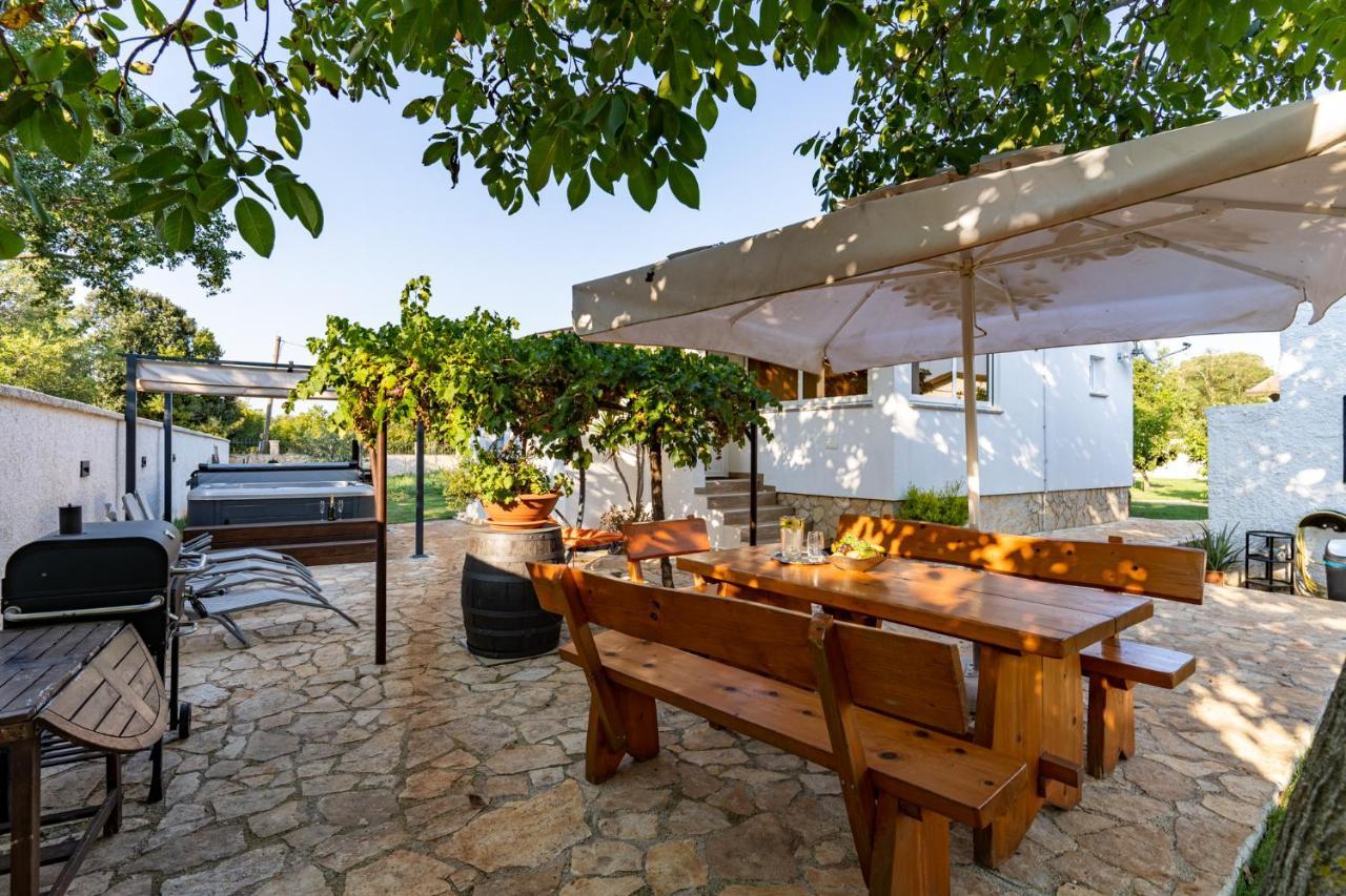 Holiday Home Kerniat Пула Екстер'єр фото
