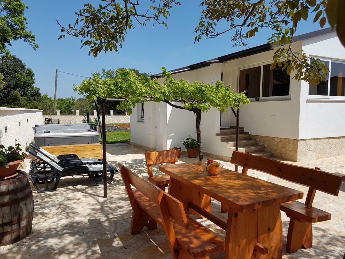 Holiday Home Kerniat Пула Екстер'єр фото